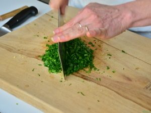 AlimenVie atelier culinaire découpe herbes aromatiques coriandre
